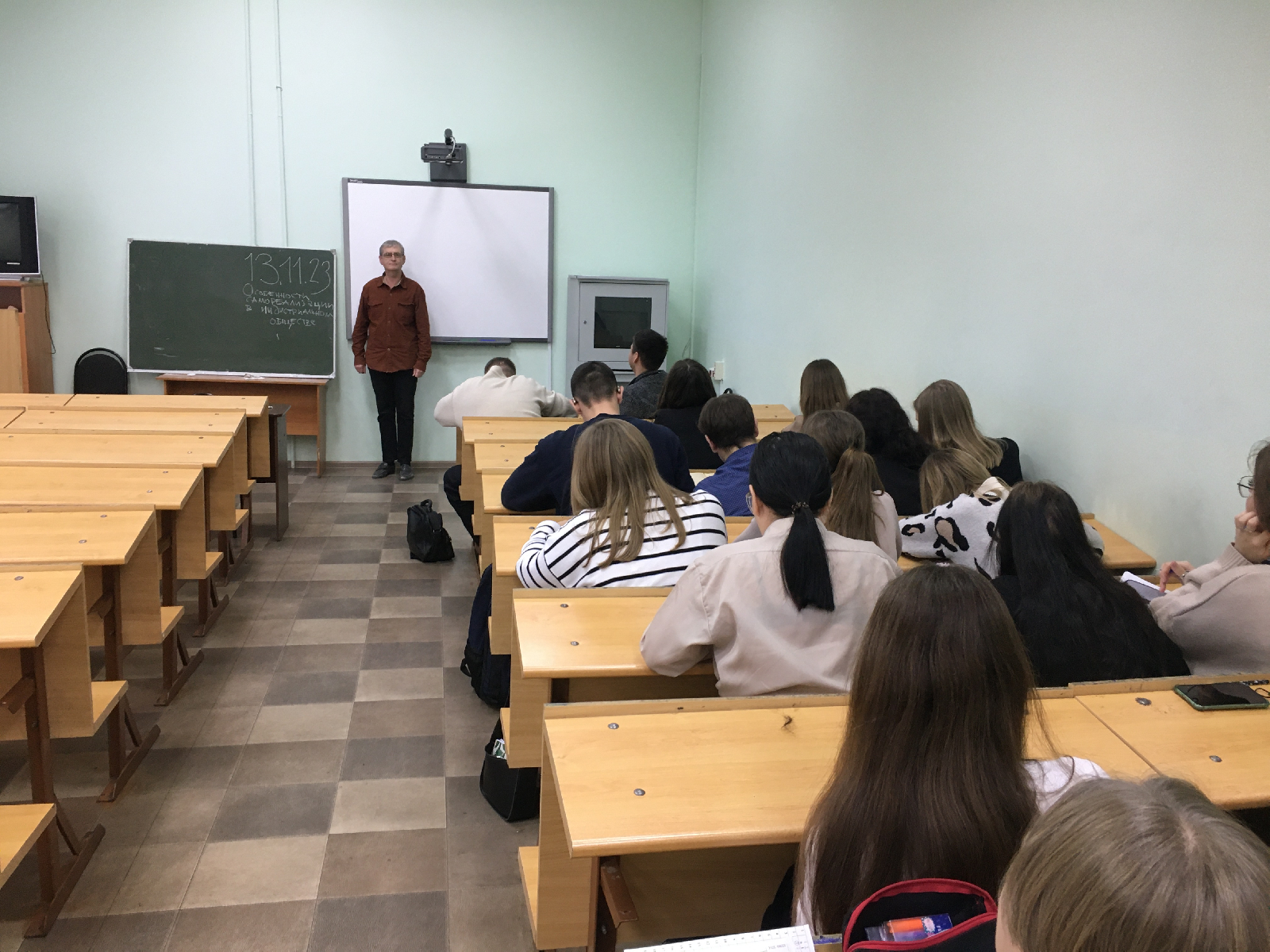 13 ноября 2023 года в рамках кураторского часа в группе 23ИПО1 проф. каф. ВИиО В.И. Шувалов в форме интерактивной лекции прочитал студентам сообщение на тему: «Особенности самореализации в индустриальном обществе»